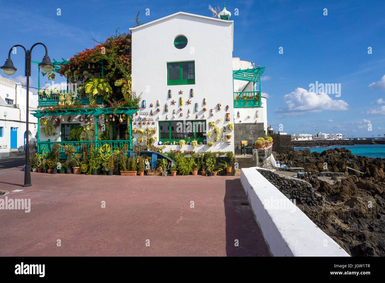 Wohnhaus mit Pflanzen dekoriert, Punta Mujeres, Fischerdorf im Norden von Lanzarote, Kanarische Inseln, Europa Stockfoto