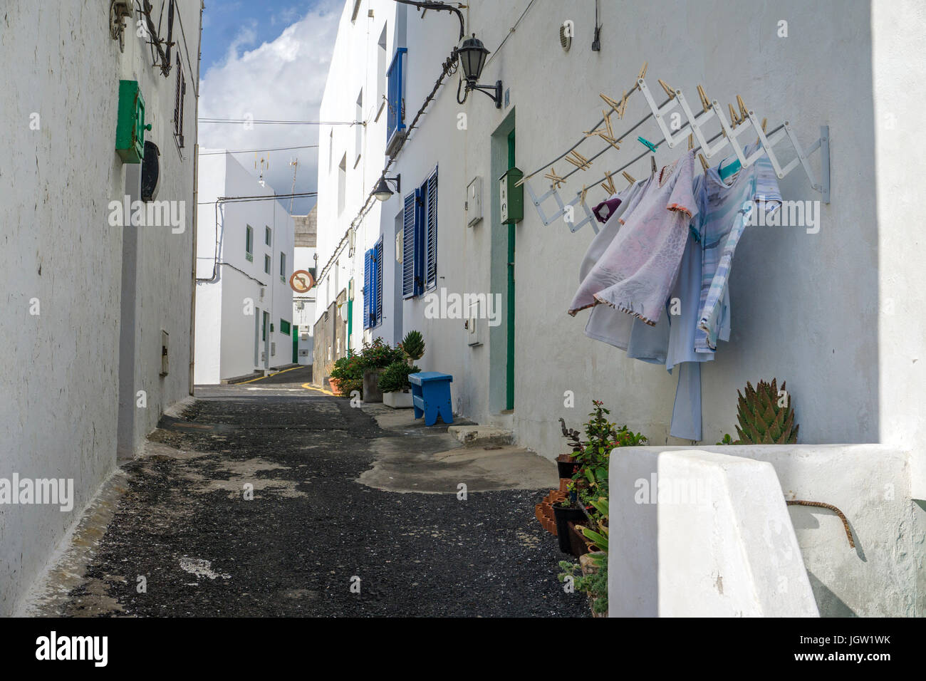 Outhanging Wäsche an Alley, Punta Mujeres, Fischerdorf im Norden der Insel Lanzarote, Kanarische Inseln, Spanien, Europa Stockfoto