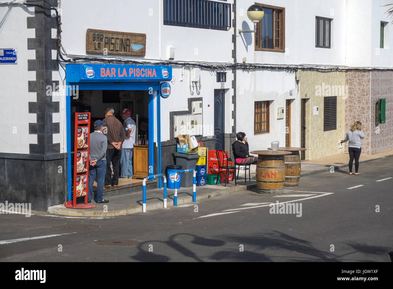 Die Einheimischen in der Bar La Piscina, Punta Mujeres, Fischerdorf im Norden von Lanzarote, Kanarische Inseln, Spanien, Europa Stockfoto