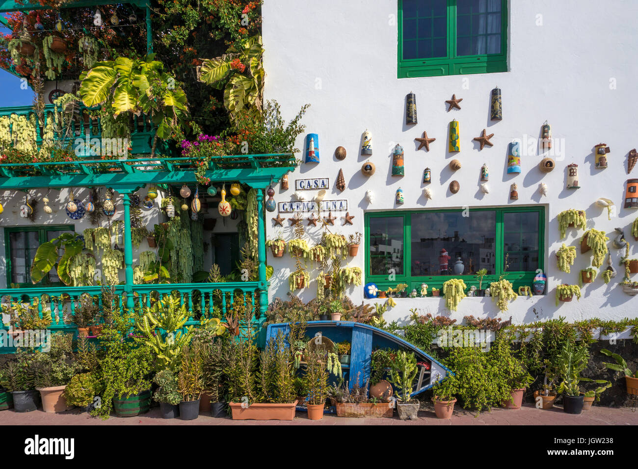 Wohnhaus mit Pflanzen Dekoration, Punta Mujeres, Fischerdorf im Norden der Insel Lanzarote, Kanarische Inseln, Spanien, Europa Stockfoto