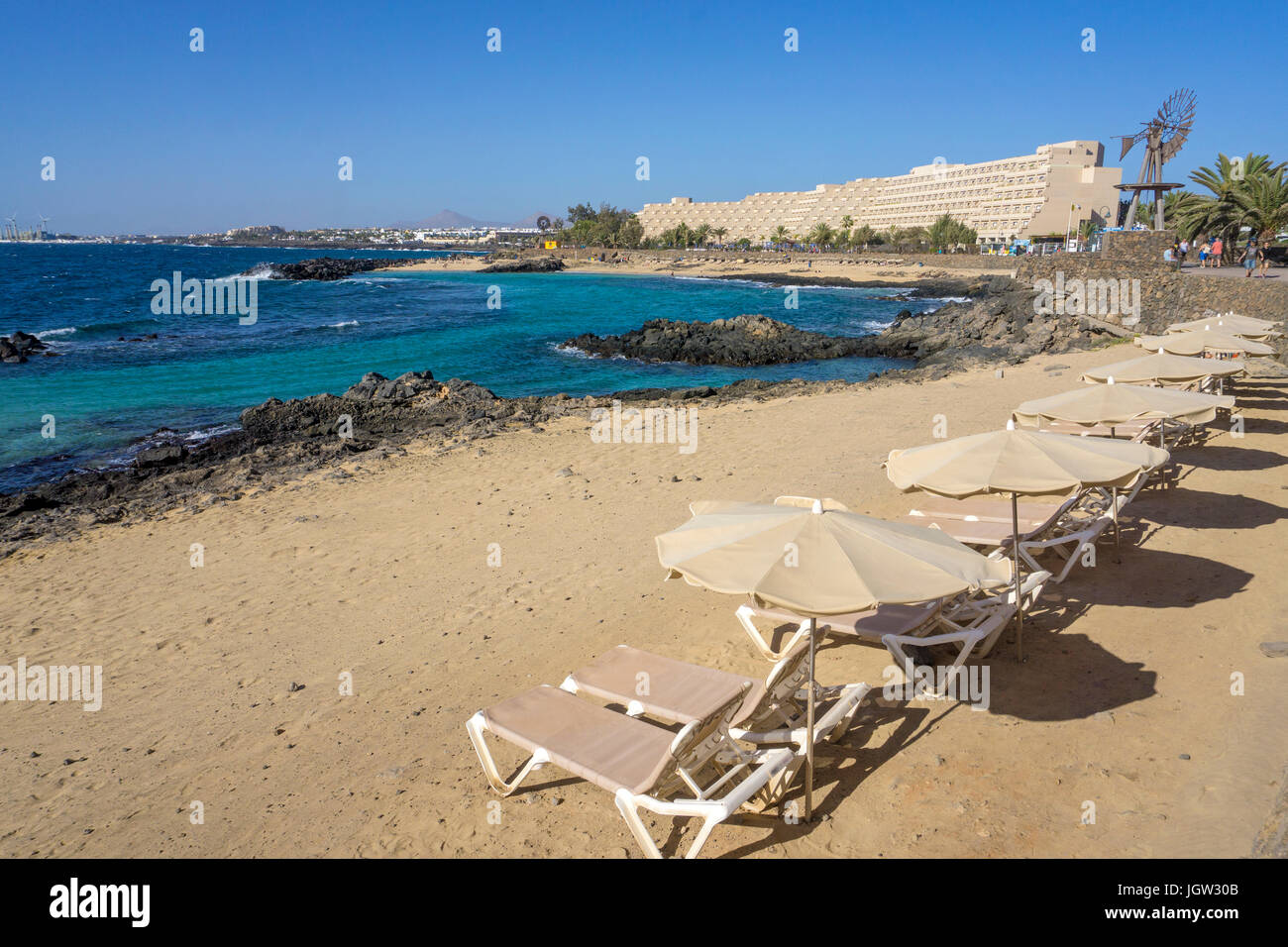 Dem Strand Playa del Jablillo beim Hotel Grand Teguise Playa, Costa Teguise, Lanzarote, Kanarische Inseln, Europa | Playa del Jablillo, Strand am Hotel Stockfoto