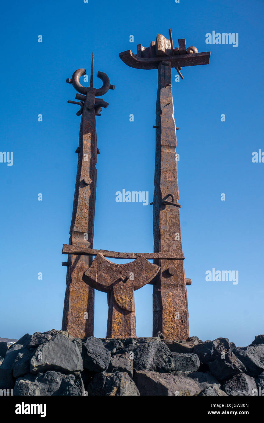 Die Skulptur 'Los juguetes de Erjos' von José Abad an der Hafenmole, Costa Teguise, Lanzarote, Kanarische Inseln, Europa Stockfoto