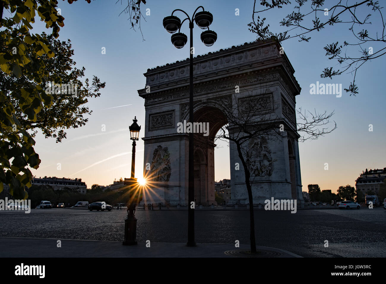 Die Sonne geht hinter dem Arc de Triomphe Stockfoto