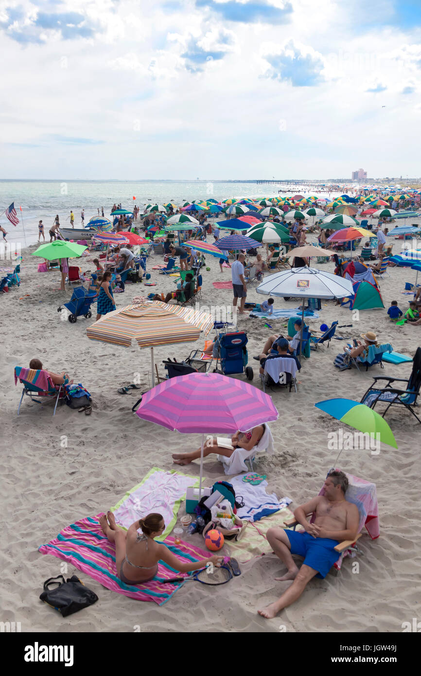 Menschen entspannen am Strand von Ocean City, New Jersey, USA. Stockfoto