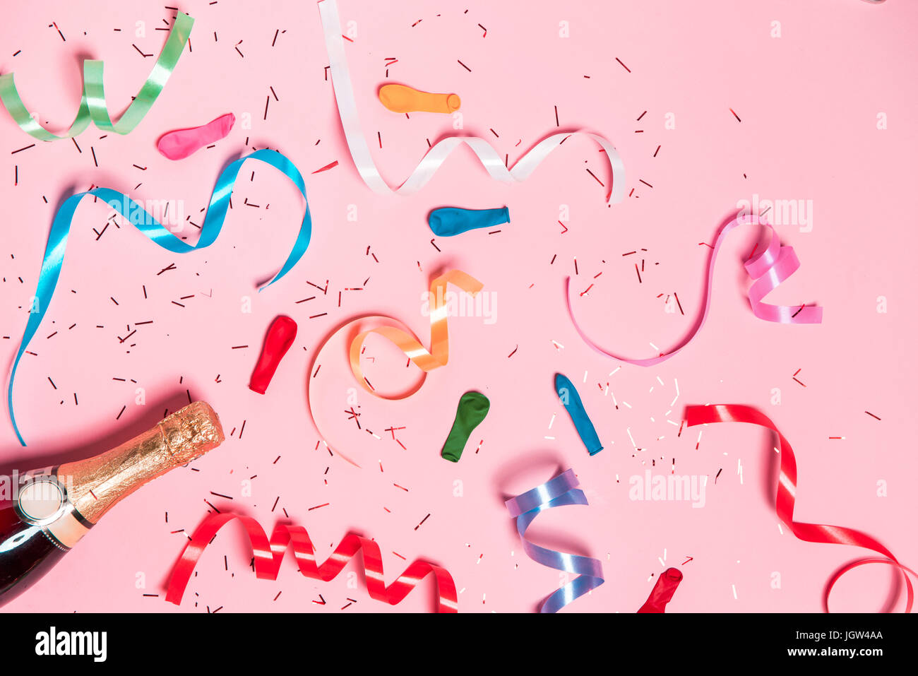 Wohnung Lag Der Feier Sektflasche Mit Bunten Partystromer Auf Rosa Hintergrund Stockfotografie Alamy