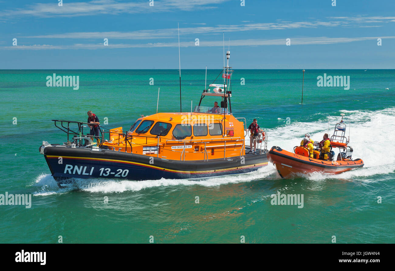 RNLI Rettungsboote in Littlehampton entlang des Flusses Arun. Stockfoto