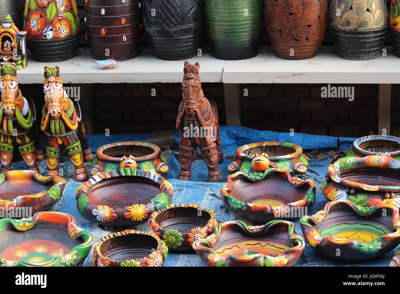 Hand gefertigt und von Hand bemalt Tiere und Töpferei Einzelteile für Verkauf an Dilli haat, pitampura Delhi Stockfoto