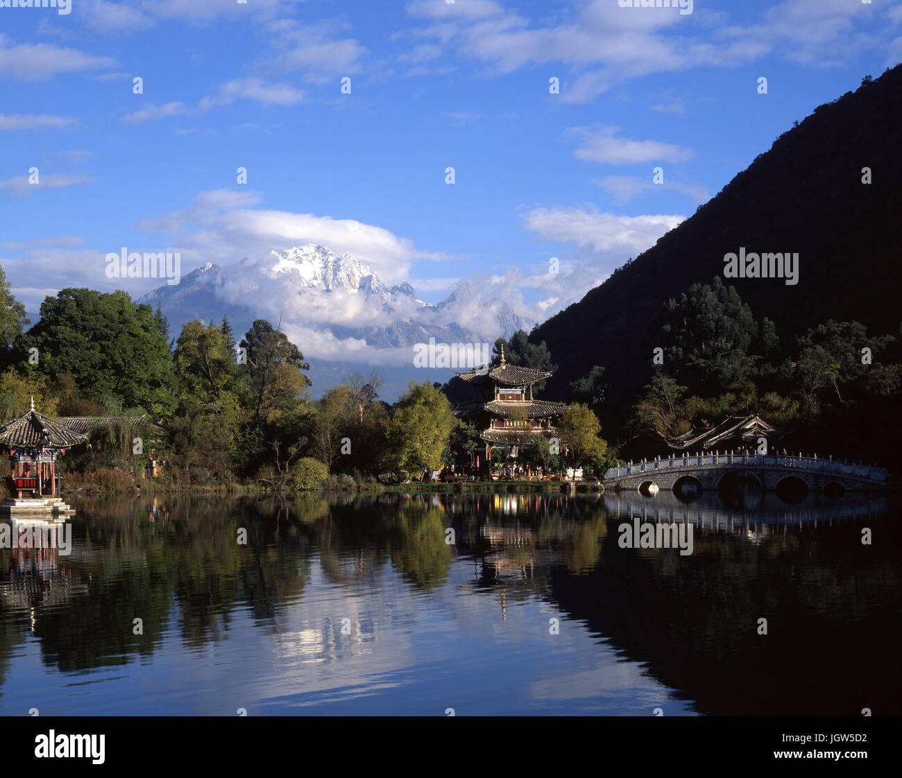 Black Dragon Pool Park mit Blick auf Jade Dragon Snow Mountain in Lijiang, China Stockfoto