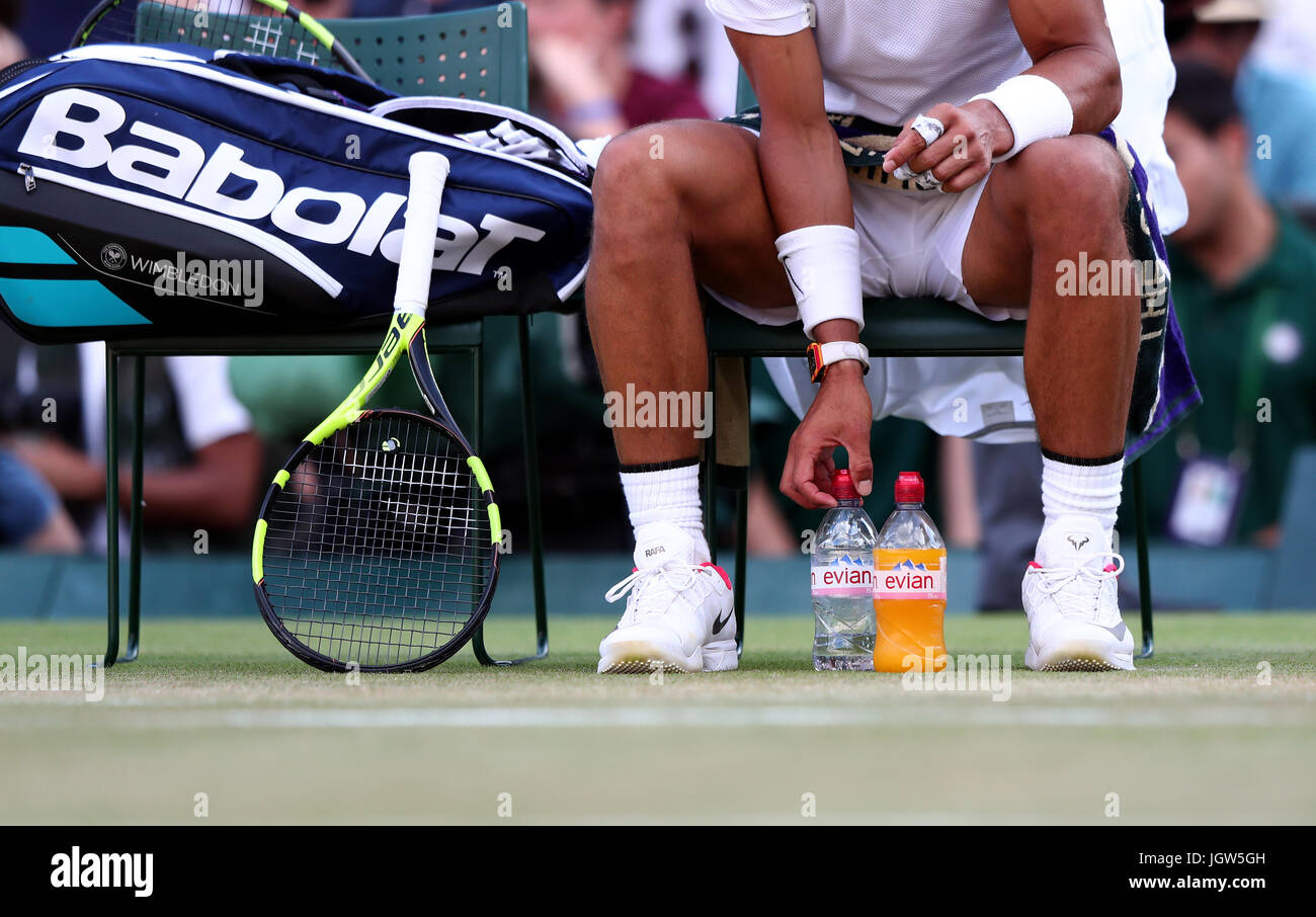 Rafael Nadal reiht seine Wasserflaschen bei Seitenwechsel in seinem Match gegen Gilles Muller am Tag sieben der Wimbledon Championships in The All England Lawn Tennis and Croquet Club, Wimbledon. Stockfoto