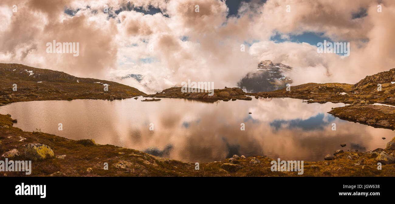 Sommer Blick auf Berg-See-Norwegen Stockfoto