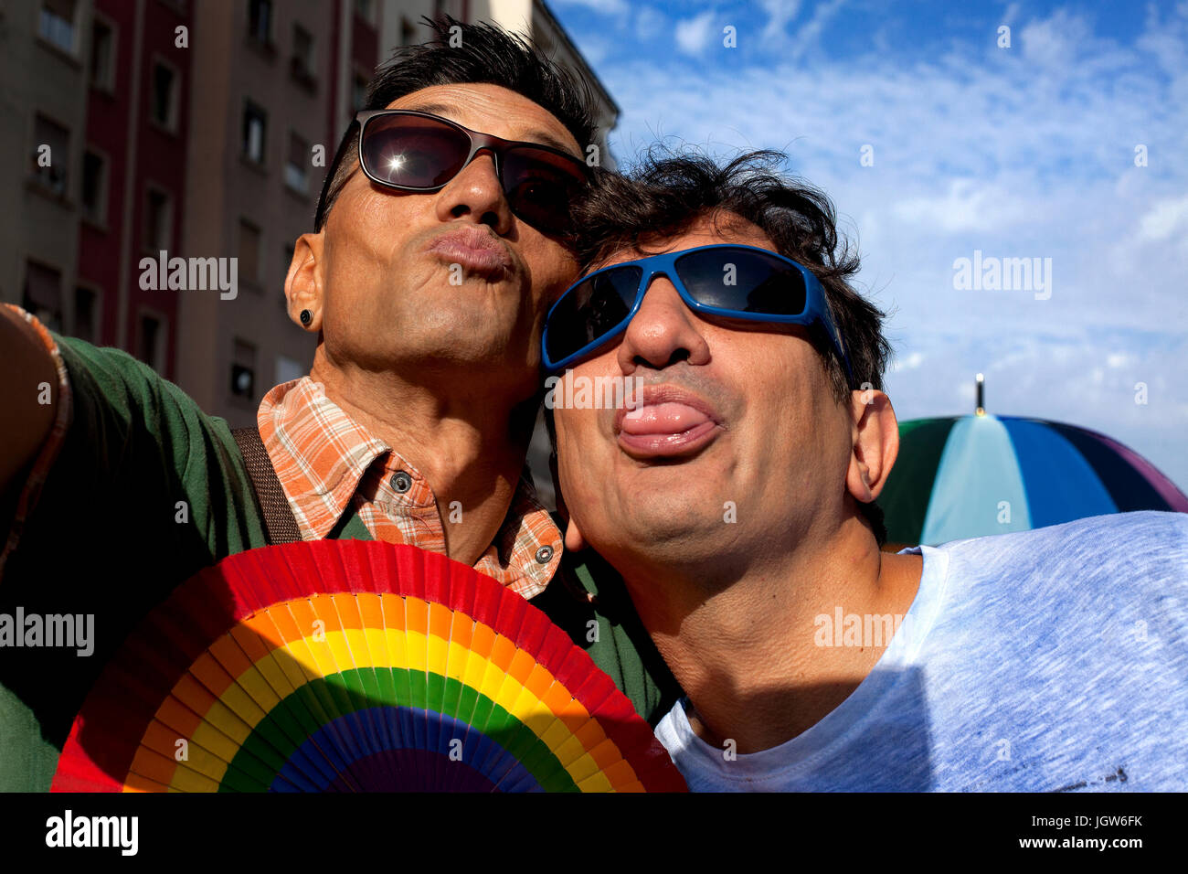 Zwei Männer, die ein Selfie, Gay-Pride, Barcelona, Spanien. Stockfoto