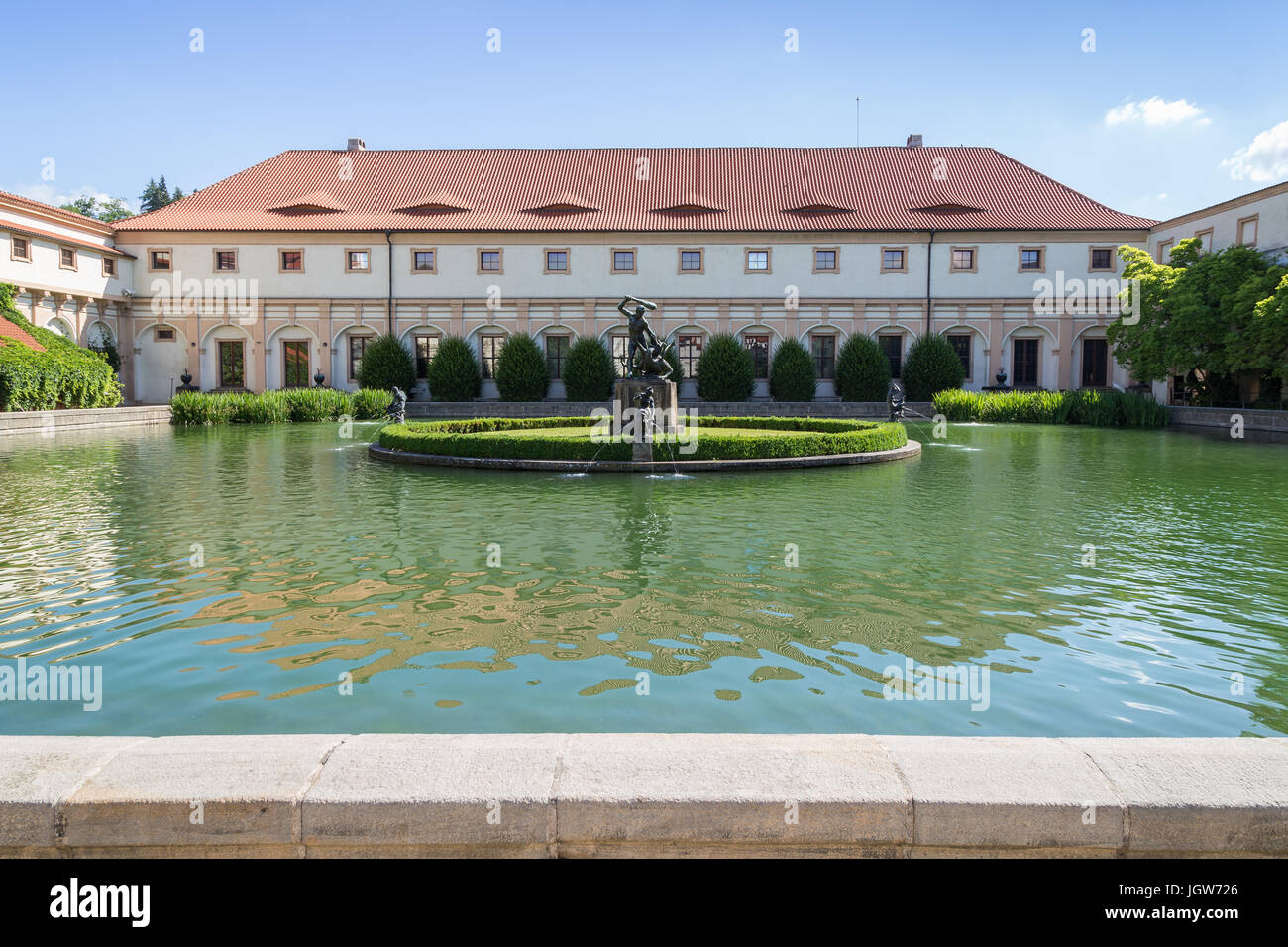 Pool, Statue und Gebäude im Wallenstein (Waldstein) Garten (Valdstejnska Zahrada) auf der Kleinseite (Mala Strana) in Prag, Tschechien. Stockfoto