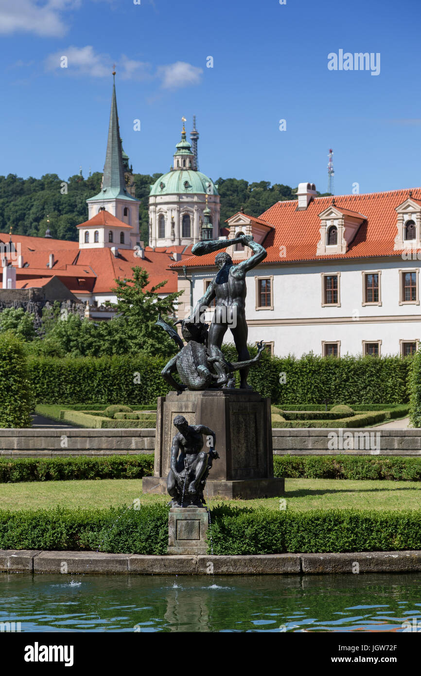 Pool, Statue und Gebäude im Wallenstein (Waldstein) Garten (Valdstejnska Zahrada) auf der Kleinseite (Mala Strana) in Prag, Tschechien. Stockfoto