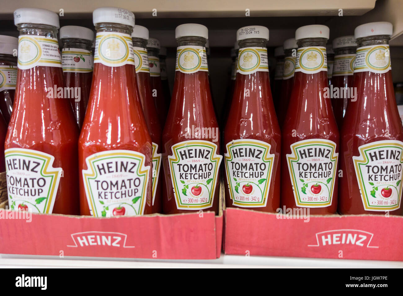 Heinz Tomatenketchup zum Verkauf auf einem Supermarktregal im Vereinigten Königreich Stockfoto