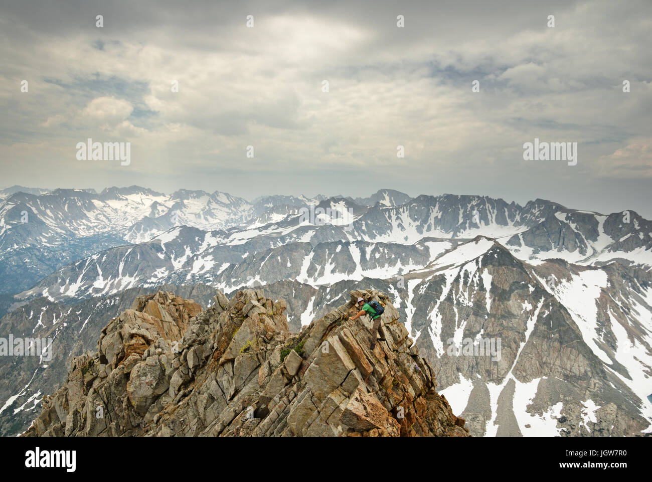 ein Mann in der Ferne den Kamm des Mount Emerson in den Sierra Nevada Bergen klettern Stockfoto