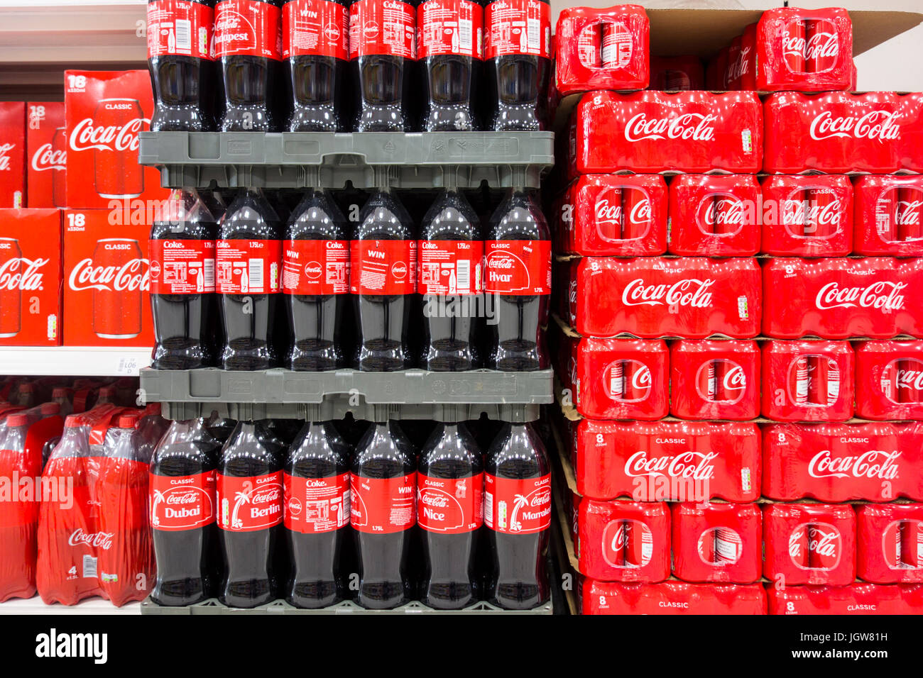 Coca Cola / Cola zum Verkauf auf einem Supermarktregal im Vereinigten Königreich Stockfoto