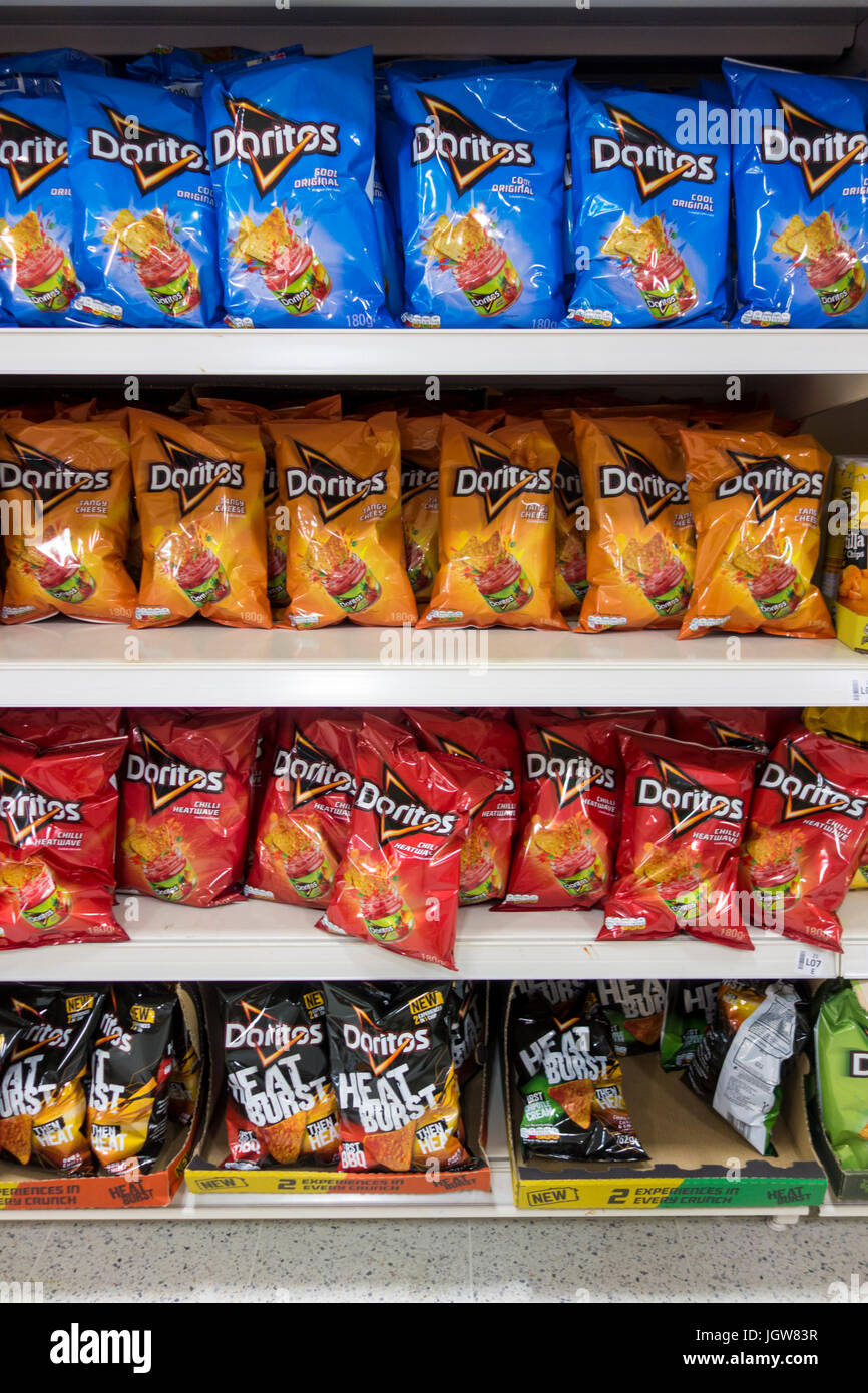 Taschen von Doritos Tortilla Chips für den Verkauf auf einem Supermarktregal im Vereinigten Königreich Stockfoto