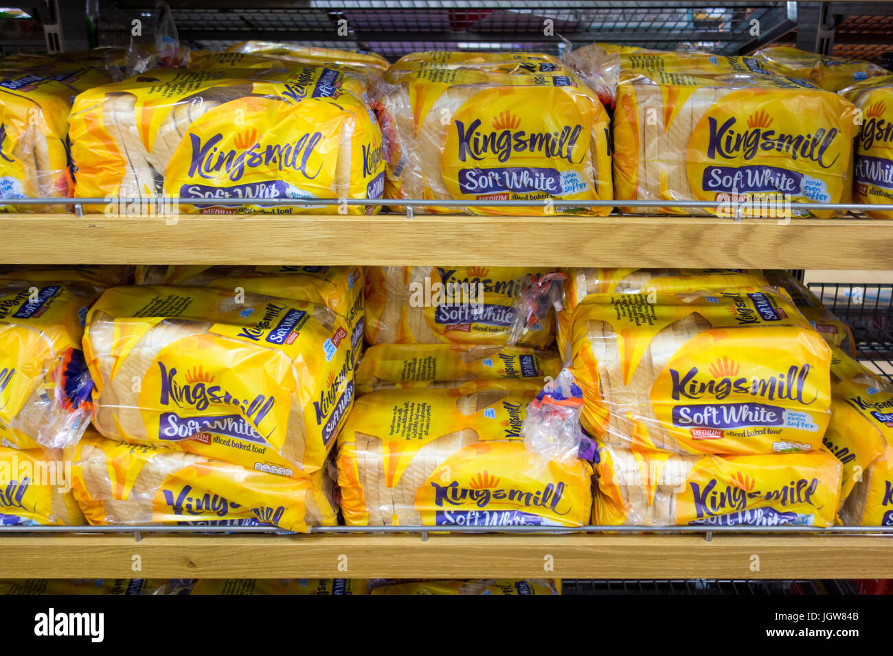 Packungen mit weichen weißen Kingsmill Schnittbrot zum Verkauf auf einem Supermarktregal im Vereinigten Königreich Stockfoto