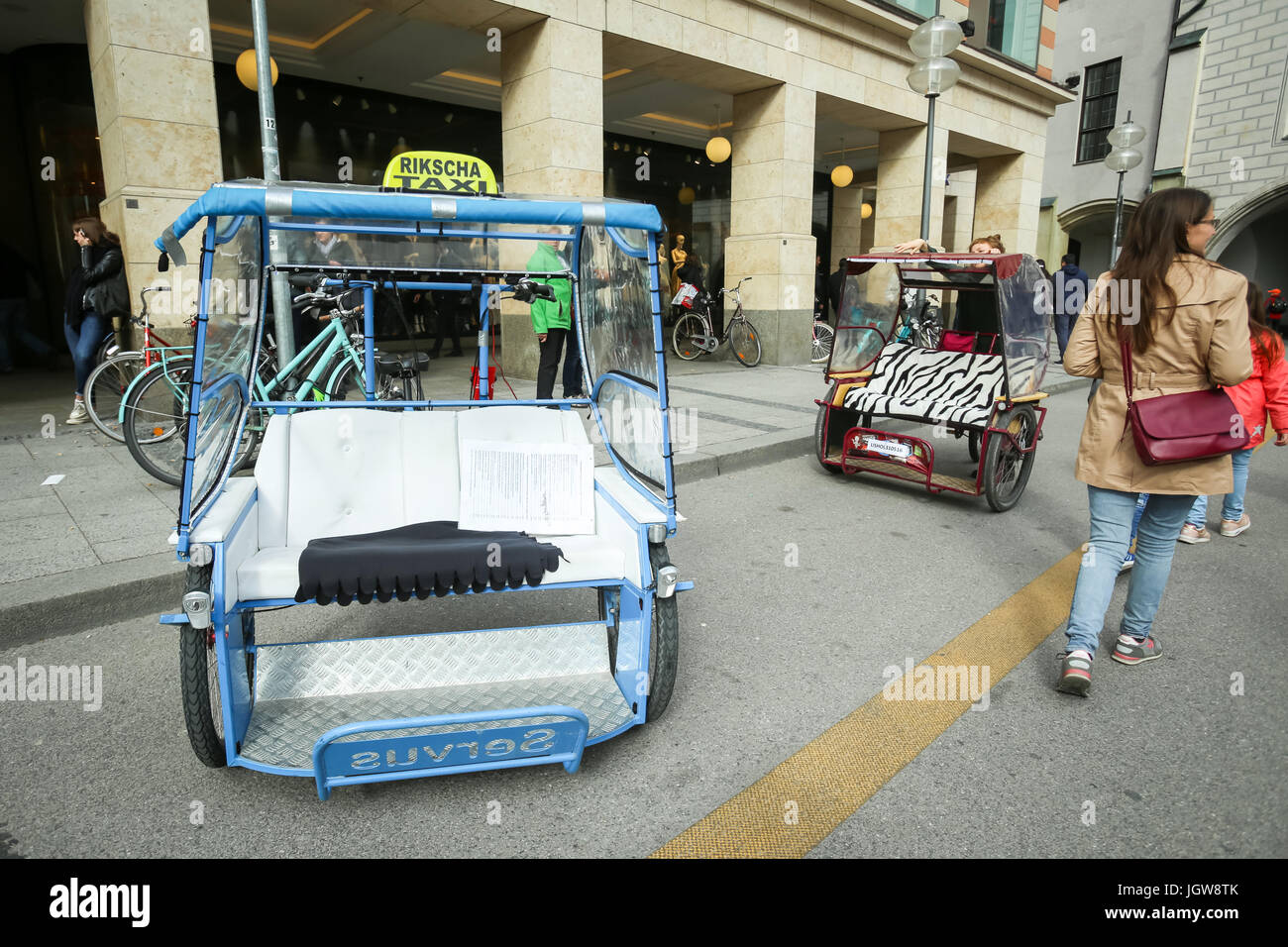 München, Deutschland - 9. Mai 2017: Zwei Fahrradrikschas verwendet als Fahrrad-Taxis am Marienplatz in München. Stockfoto