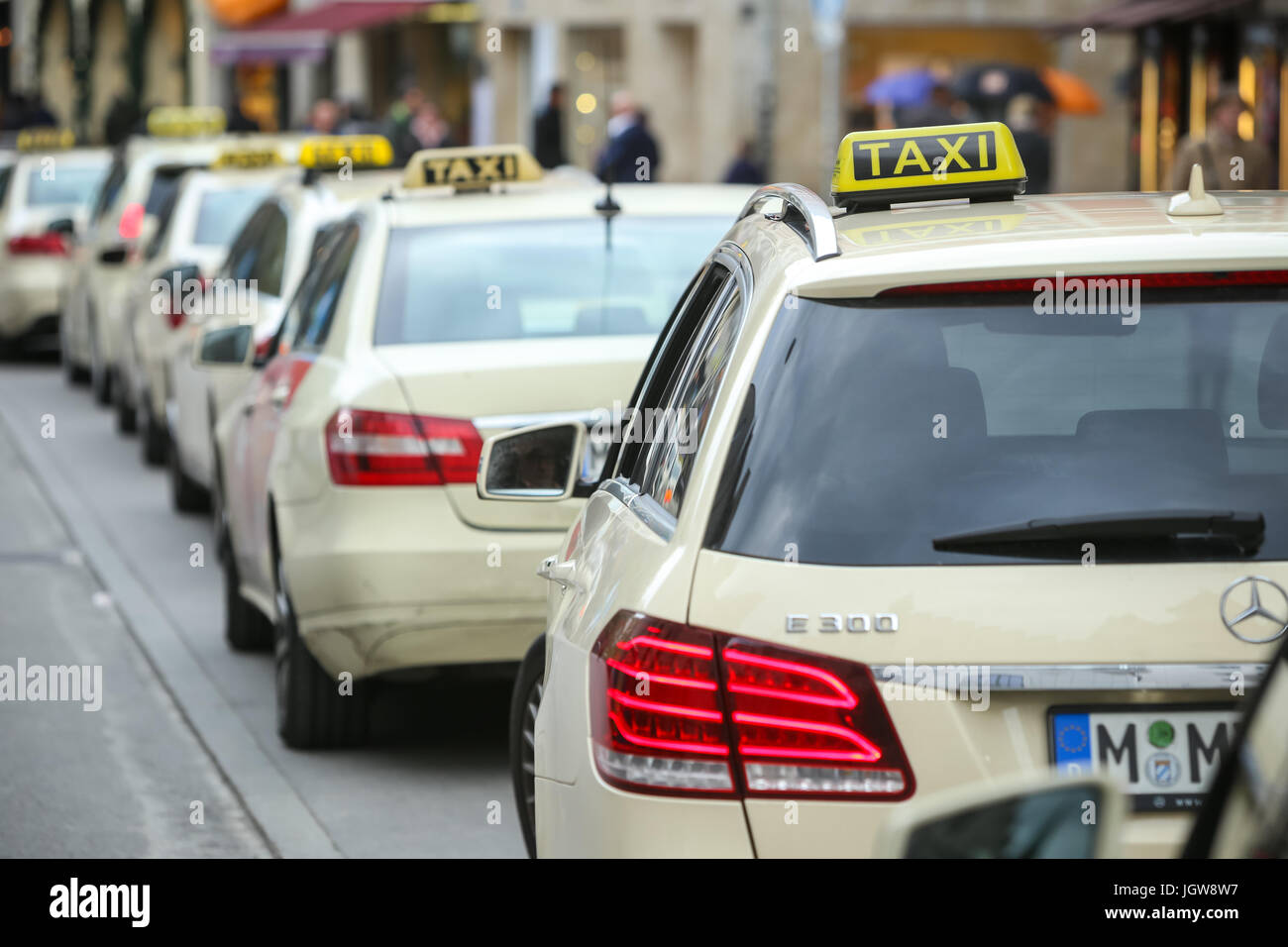 München, Deutschland - 9. Mai 2017: Eine Rückansicht aufgereiht geparkten Taxis auf der Straße in München. Stockfoto