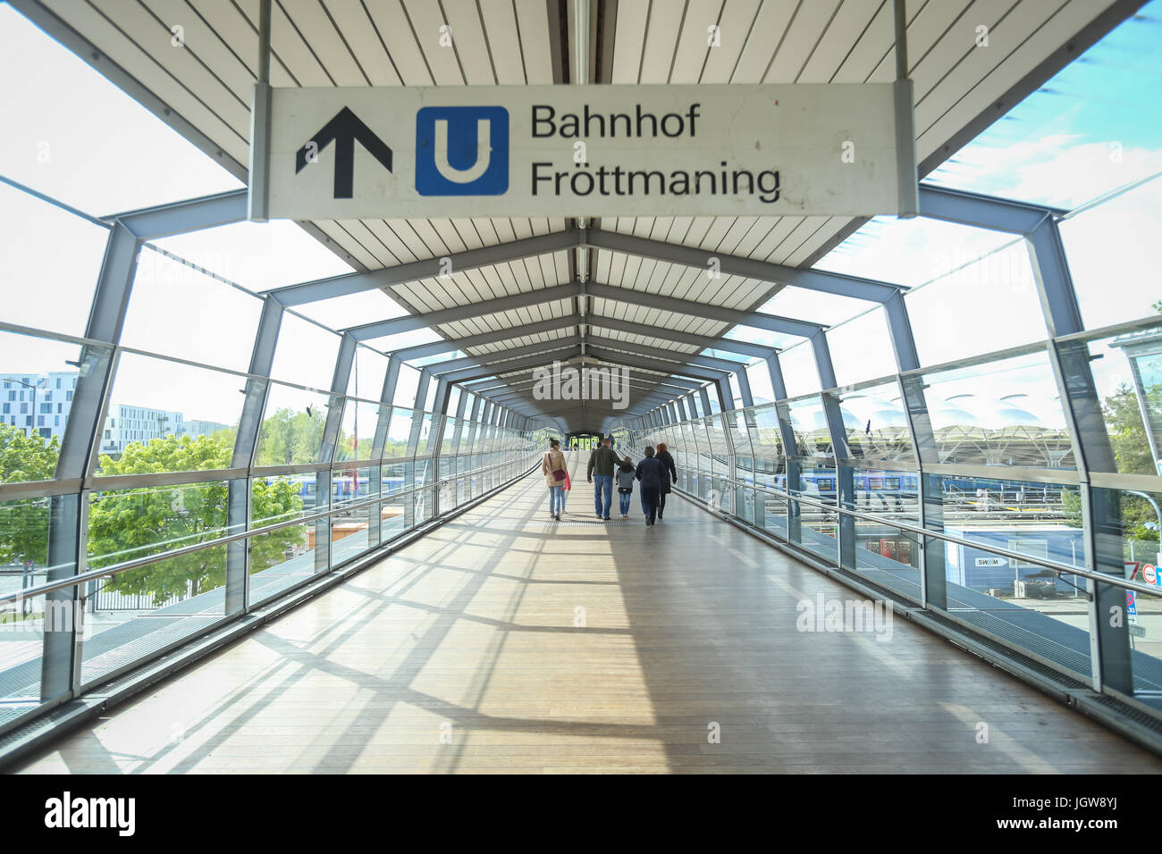 München, Deutschland - 9. Mai 2017: Menschen in der Glastunnel führt zu den Fröttmaning Bahnhof auf der u-Bahnlinie U6 in München. Ca. 3 Stockfoto