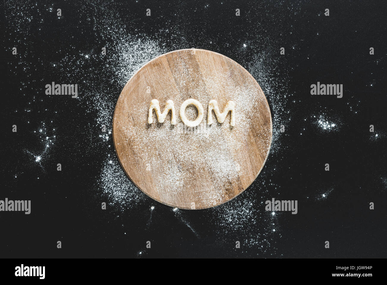 Draufsicht von essbaren Schriftzug Mom gemacht von Cookies auf Holzbrett, Backen Cookies Konzept Stockfoto