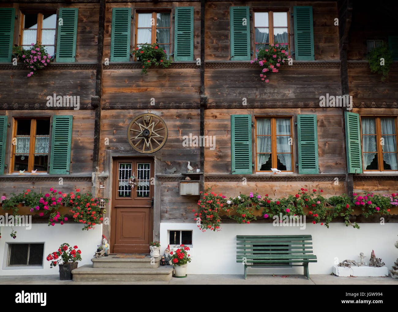 Grünen Fensterläden auf einem Schweizer Chalet Stockfoto