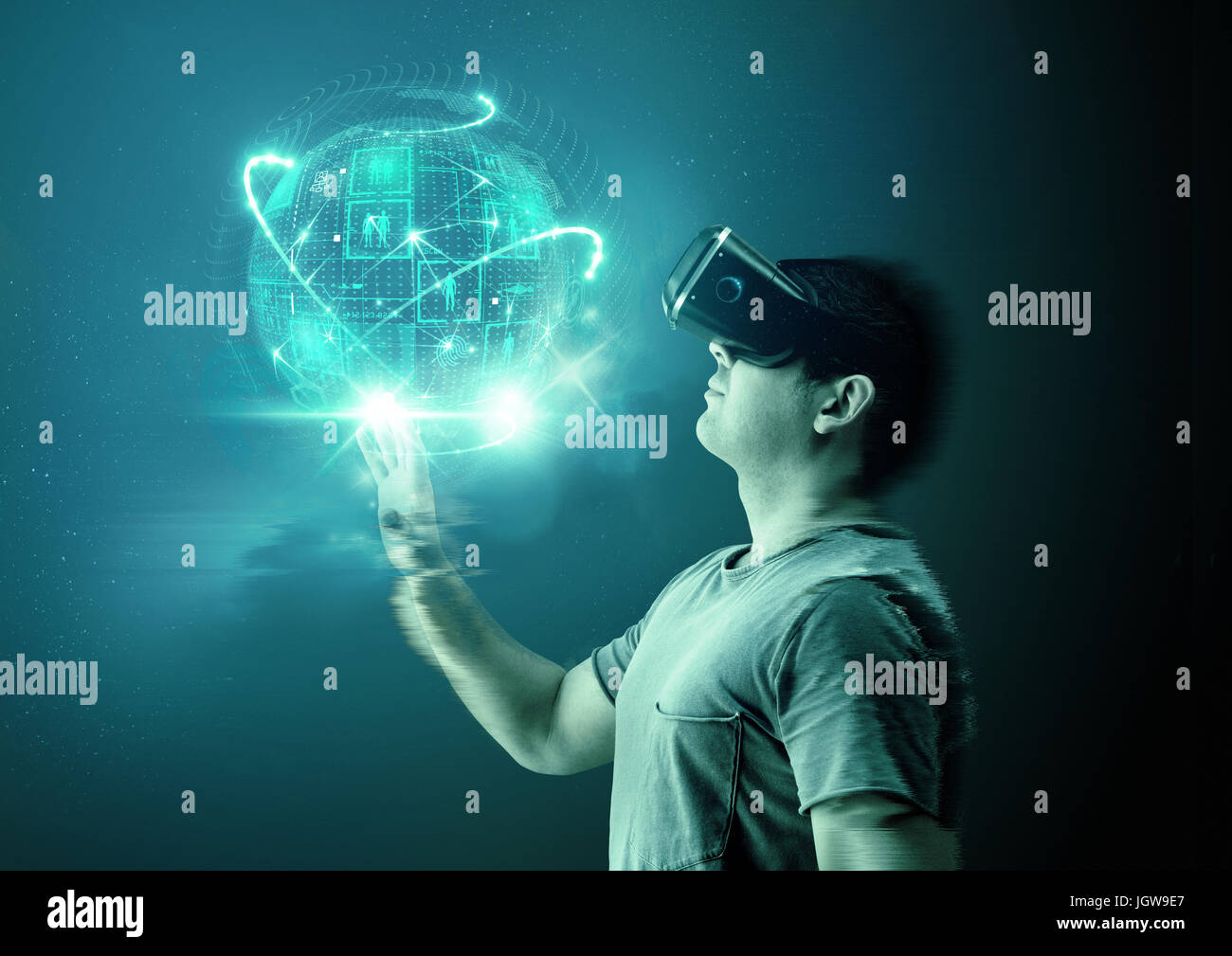 Ein junger Mann mit virtueller Realität (VR) Brille und Kopfhörer mit einer Projektion der digitalen Welt. Stockfoto