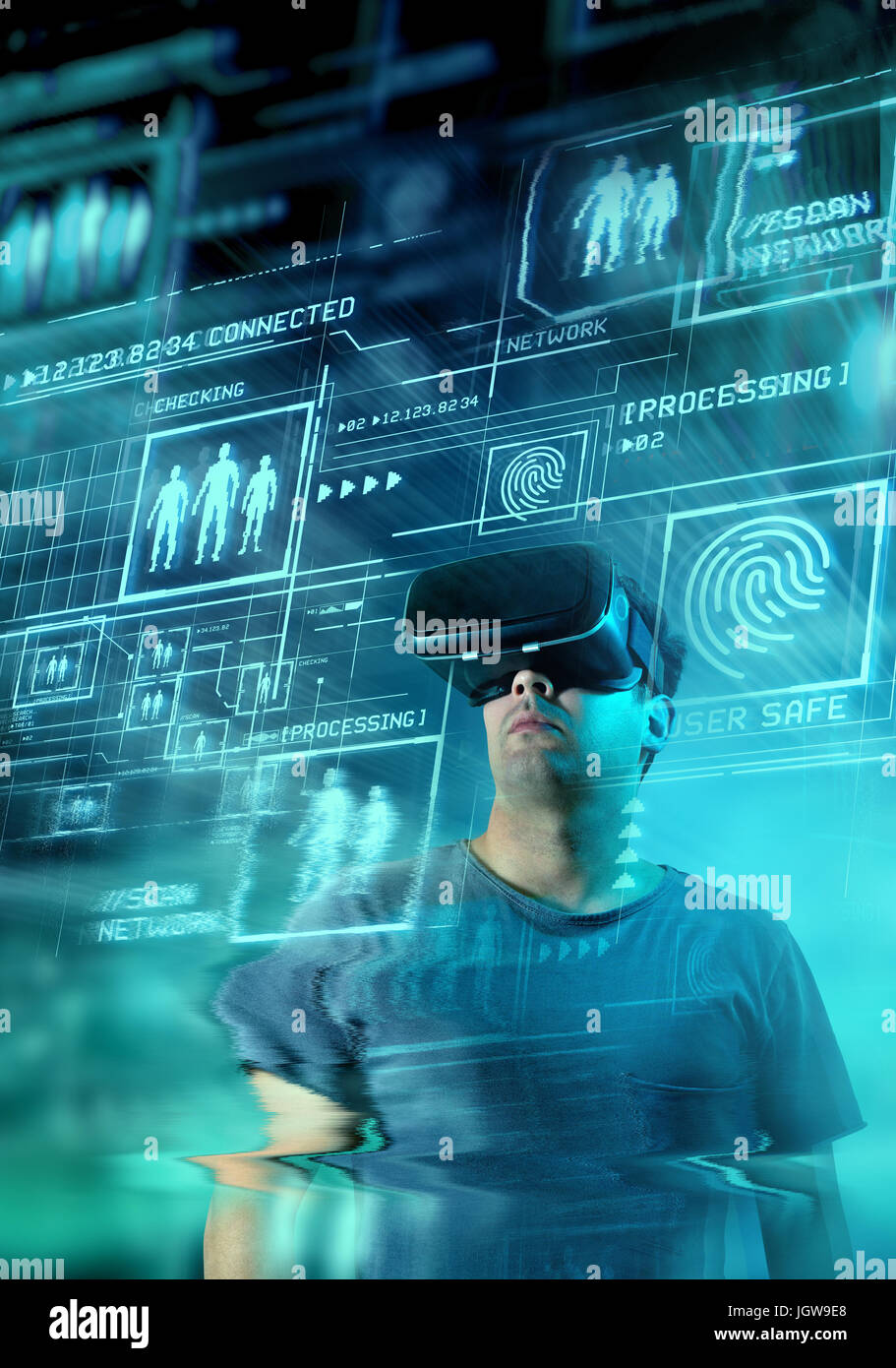 Ein junger Mann mit virtueller Realität (VR) Brille und Kopfhörer mit einem Vorsprung von einer digitalen Information auf dem Display. Stockfoto