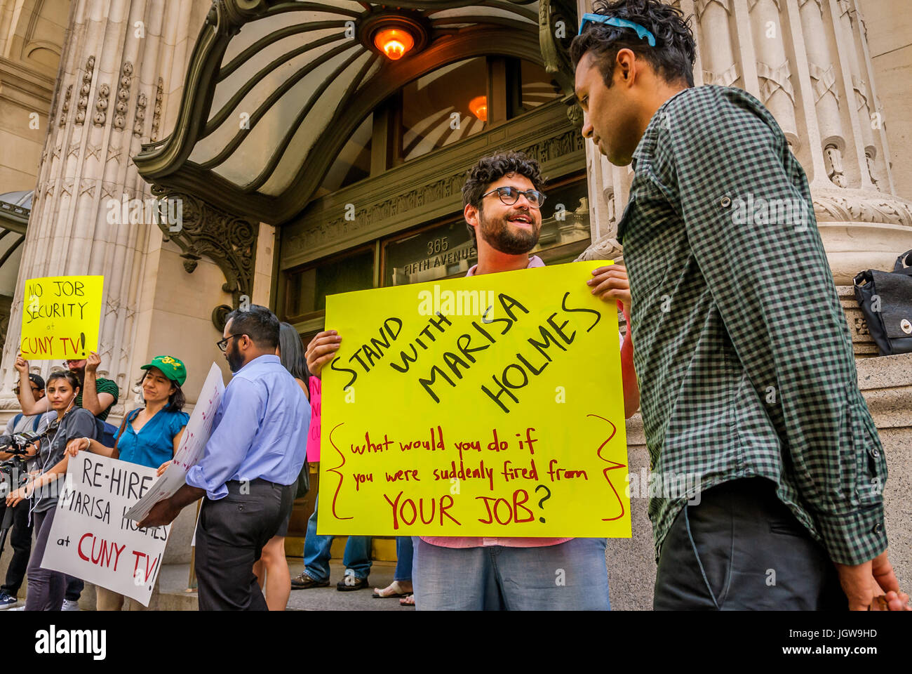 Manhattan, USA. 10. Juni 2017. New York, Vereinigte Staaten von Amerika. 10. Juli 2017. Eine zweite Kundgebung zur Unterstützung Marisa Holmes außerhalb CUNY Graduate Center in Manhattan, fand am 10. Juli 2017. Am Morgen des Montag, den 26. Juni, Marisa Holmes - CUNY TV ausgestrahlt am 10. Juli 2017; eine zweite Kundgebung fand zur Unterstützung von Marisa Holmes außerhalb CUNY Graduate Center in Manhattan, anspruchsvoll, verlangen, dass sie wieder eingestellt werden und dass CUNY respektieren das Recht sich zu organisieren. Bildnachweis: Erik McGregor/Alamy Live News Bildnachweis: pazifische Presse/Alamy Live-Nachrichten Stockfoto