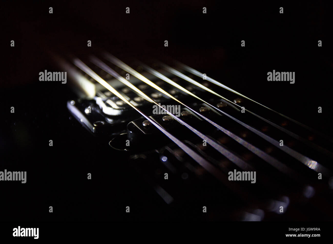 Gitarrensaiten, geringe Schärfentiefe. Stockfoto