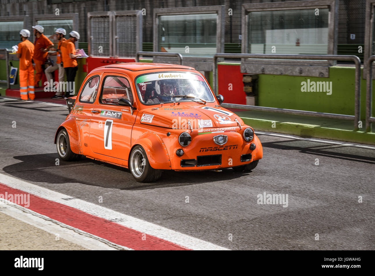 Italienische Bicilindriche Cup, Orange Fiat 500 Rennwagen Einführungsrunde aus der Boxengasse ansteuern Stockfoto