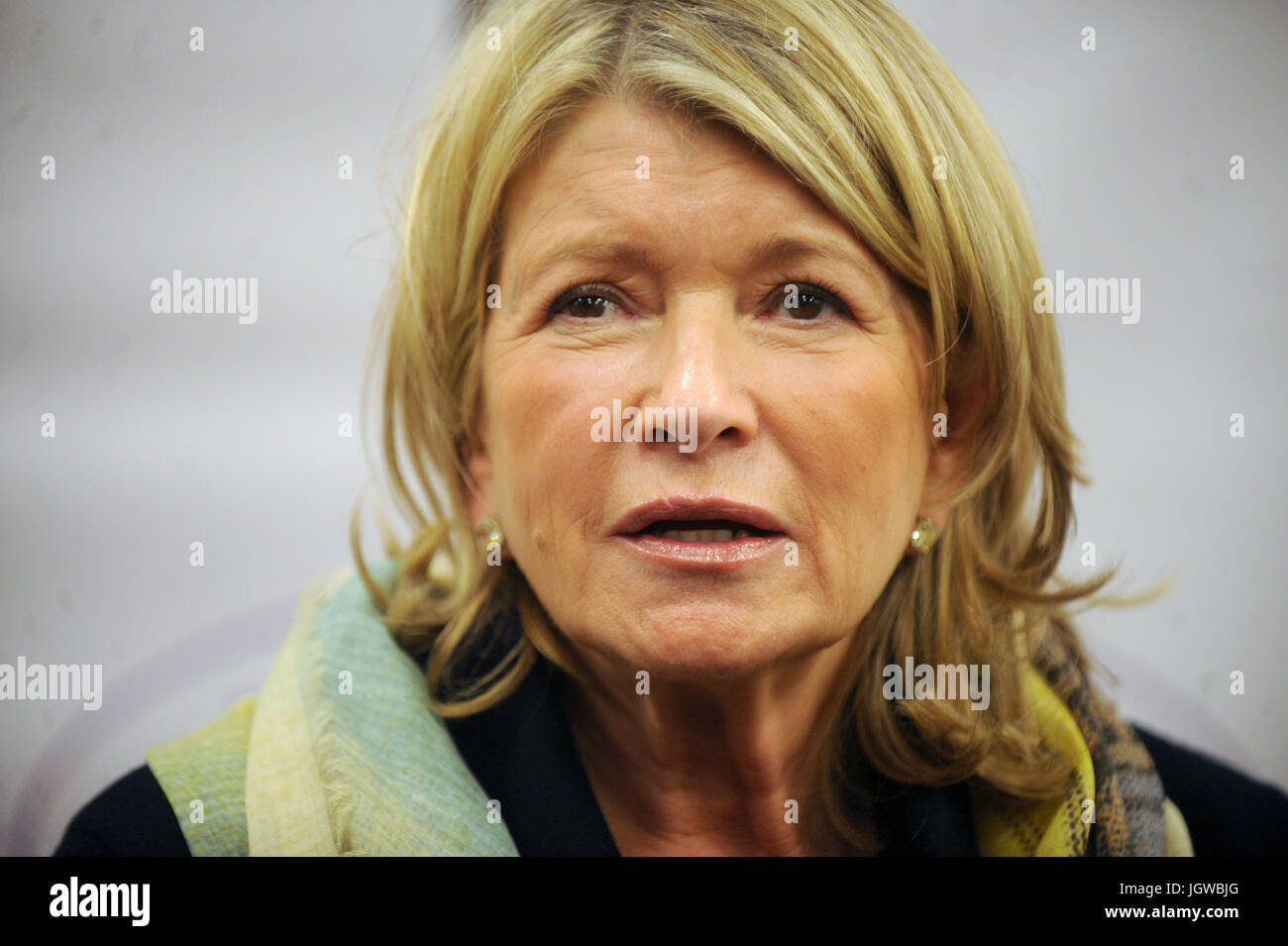 Martha Stewart präsentiert ihr Hund, Dschingis Khan, nach der Einnahme von Best of Breed unter der Chow Chows im 136. Westminster Kennel Club Dog Show. 13. Februar 2012 in New York City. Bildnachweis: Dennis Van Tine/MediaPunch Stockfoto