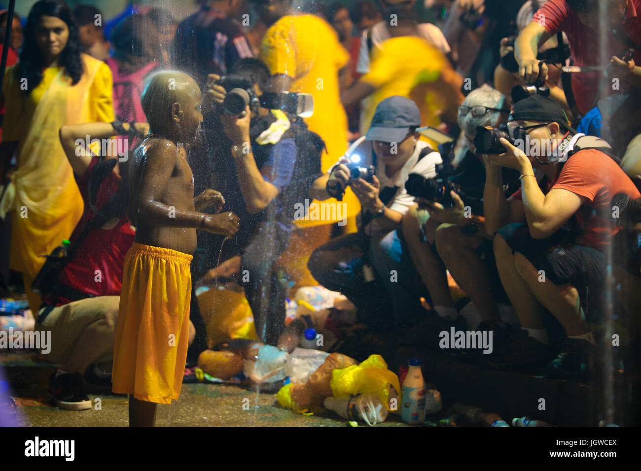 Fotografen, die Aufnahme eines jungen Pilgers Duschen bei Batu Höhle Tempel, Kuala Lumpur Malaysia während Thaipusam Festival am 3. Februar 2015. Stockfoto