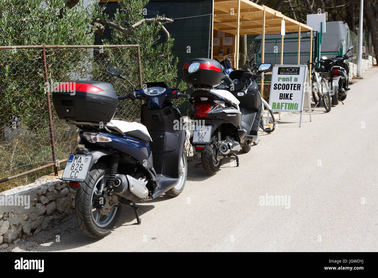 MAKARSKA RIVIERA, Kroatien - 20. Juni 2017: Scooter Fahrräder  Verleih-Station. Nehmen Sie einen Roller für billige Fahrt. Wählen Sie  Motorrad zu mieten Stockfotografie - Alamy