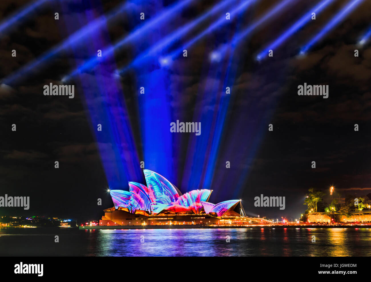Sydney, Australien - 14. Juni 2017: Bright light gemalte Bild auf Seiten des Sydney Opera House Theatergebäude unter bunten Nachthimmel während lebendige Sy Stockfoto