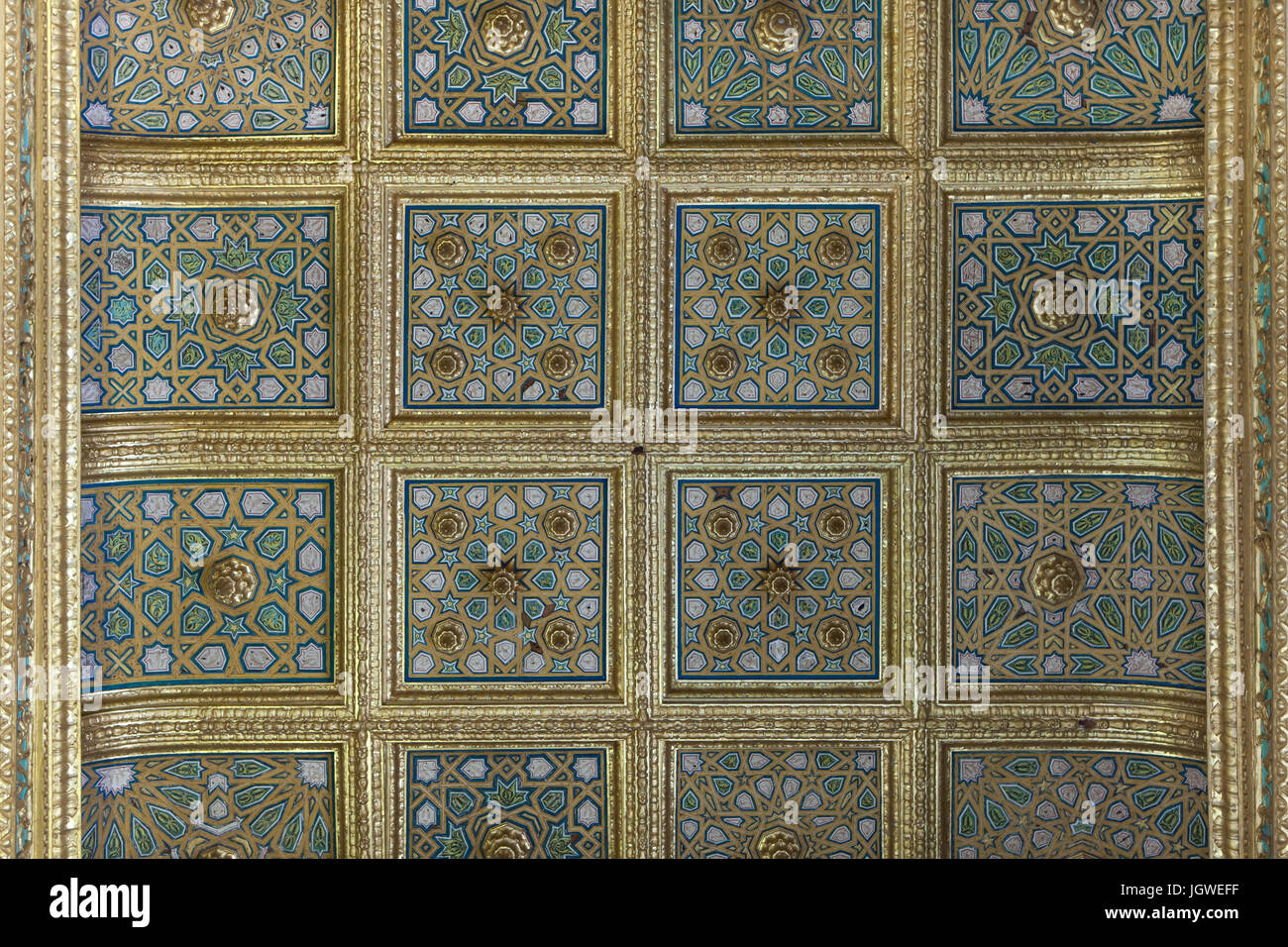 Kassettendecke im Cuarto del Príncipe (Schlafzimmer des Fürsten) im Palacio Mudéjar (Mudéjar-Palast) aus dem 14. Jahrhundert in der Real Alcázar de Sevilla in Sevilla, Andalusien, Spanien. Stockfoto