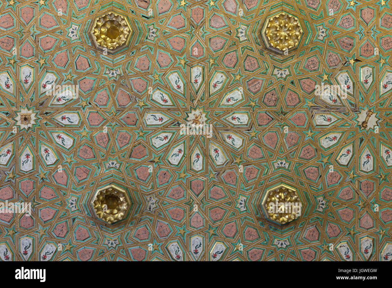 Dekorierten Decke im Cuarto del Príncipe (Schlafzimmer des Fürsten) im Palacio Mudéjar (Mudéjar-Palast) aus dem 14. Jahrhundert in der Real Alcázar de Sevilla in Sevilla, Andalusien, Spanien. Stockfoto