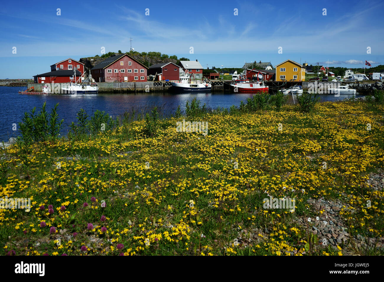 Stadt und Hafen von Laukvik, Insel Austvagoy, Lofoten, Norwegen Stockfoto