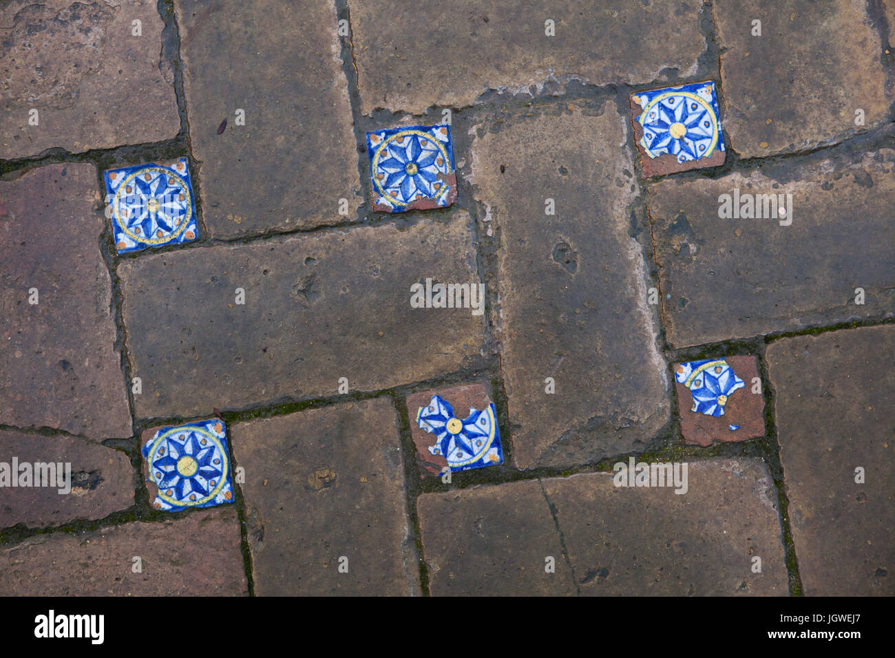 Spanisch Zinn glasiert bemalte Fliesen Azulejos aus dem 16. Jahrhundert auf dem Boden im Jardin de Las Flores (Garten der Blumen) genannt, in der Real Alcázar de Sevilla in Sevilla, Andalusien, Spanien. Stockfoto