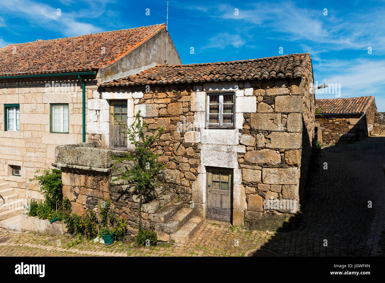 Alte traditionelle Häuser im historischen Dorf von Idanha Velha in Portugal; Konzept für eine Reise nach Portugal Stockfoto