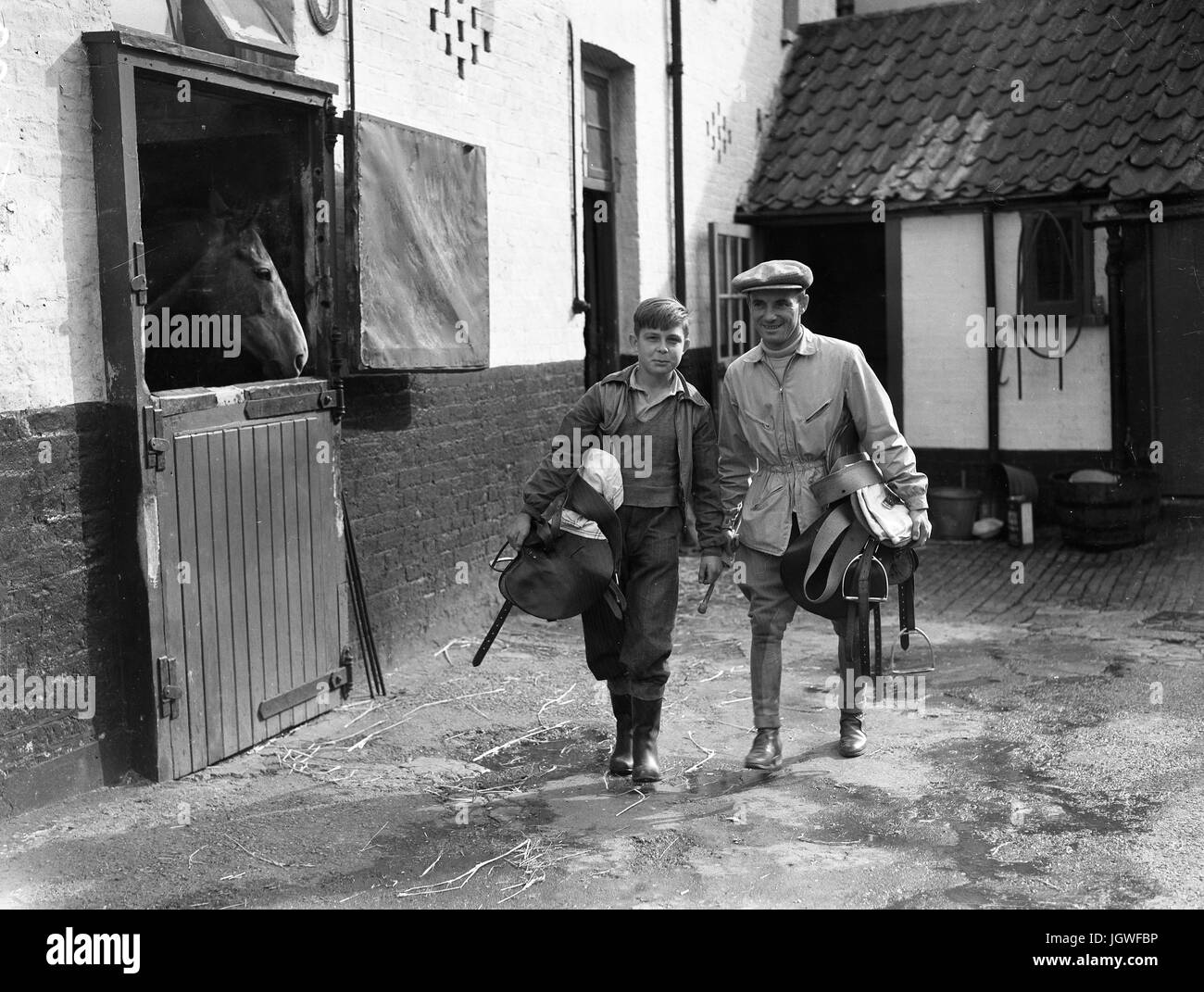 Jockey und stabile Lad bei Rennställe Großbritannien der 1950er Jahre Stockfoto