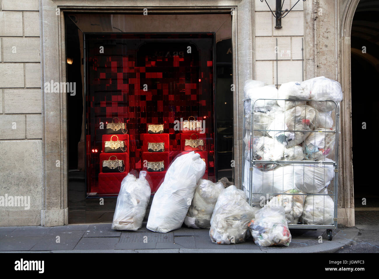 Müllsäcke vor die Schaufenster der Fashion-Store in der Via Condotti in Rom Italien Stockfoto