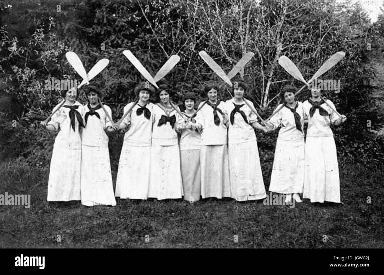 Alten Freizeitbeschäftigungen - Frauen mit Kanu paddeln gekleidet für den Chor der musical-Produktion von Princess Bonnie, University of Washington Stockfoto
