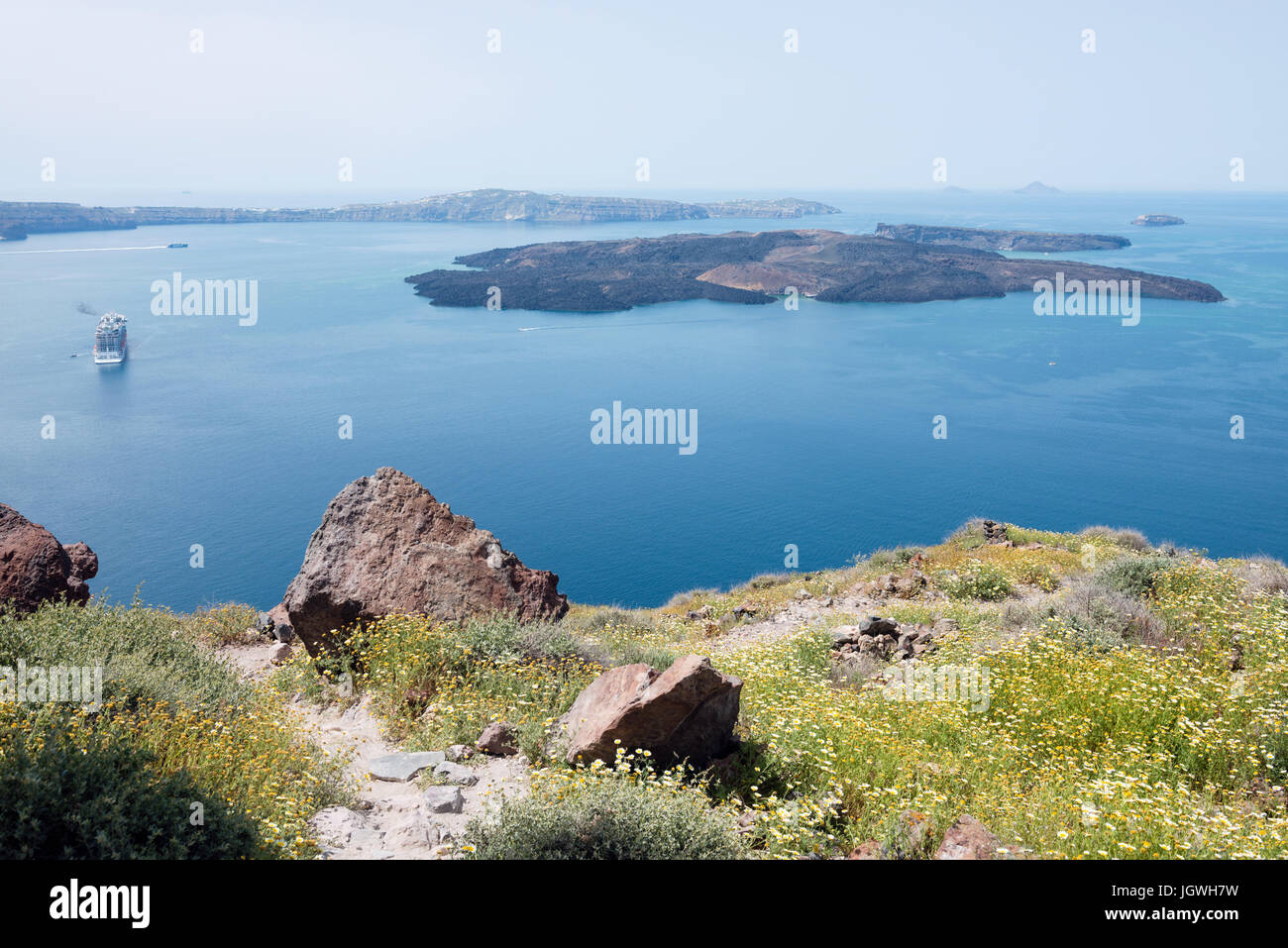 Vulkanische Insel Nea Kameni gesehen von Skaros Rock on Santorini, Griechenland Stockfoto