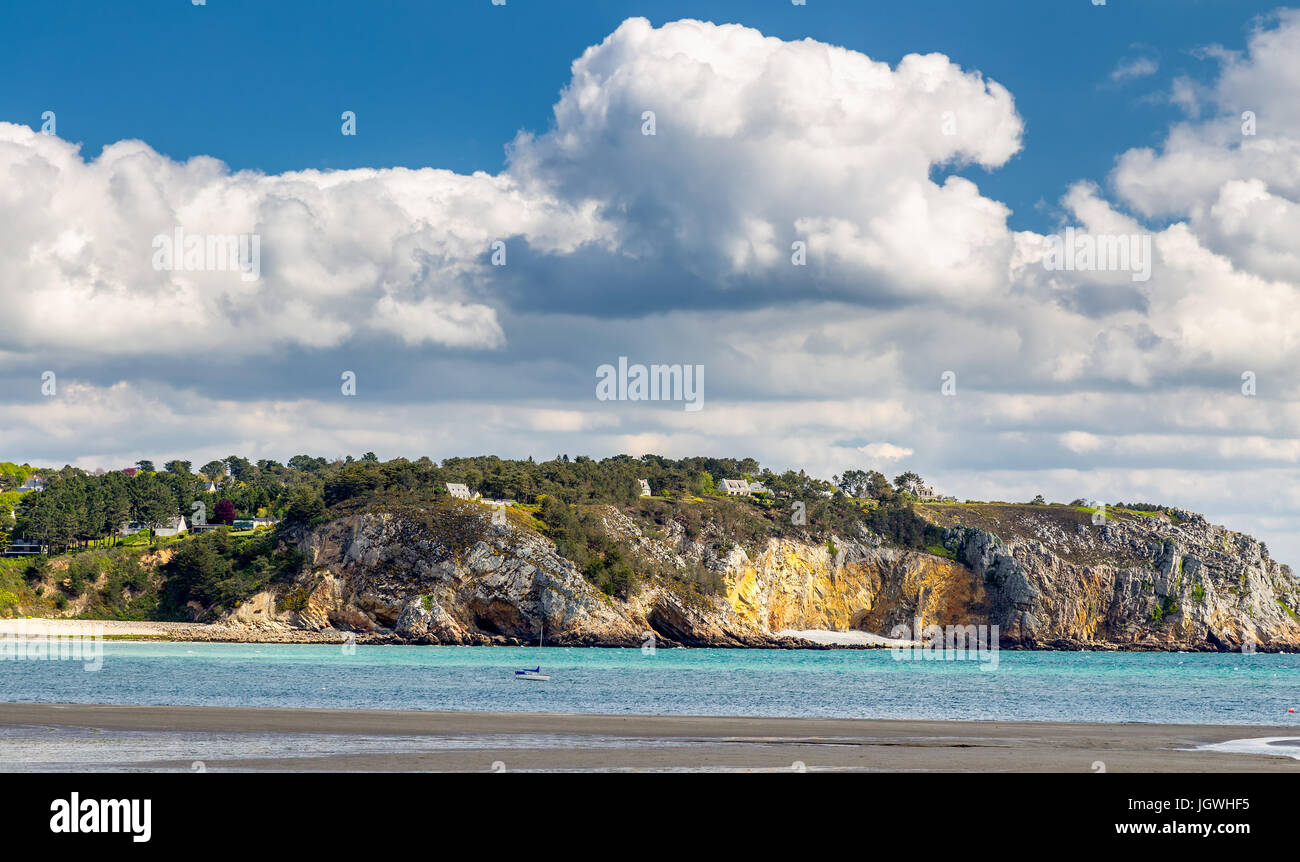 Wunderschöne Gegend von Morgat mit dem Sand Strand und Felsküste, Finistere, Bretagne (Bretagne), Frankreich. Stockfoto