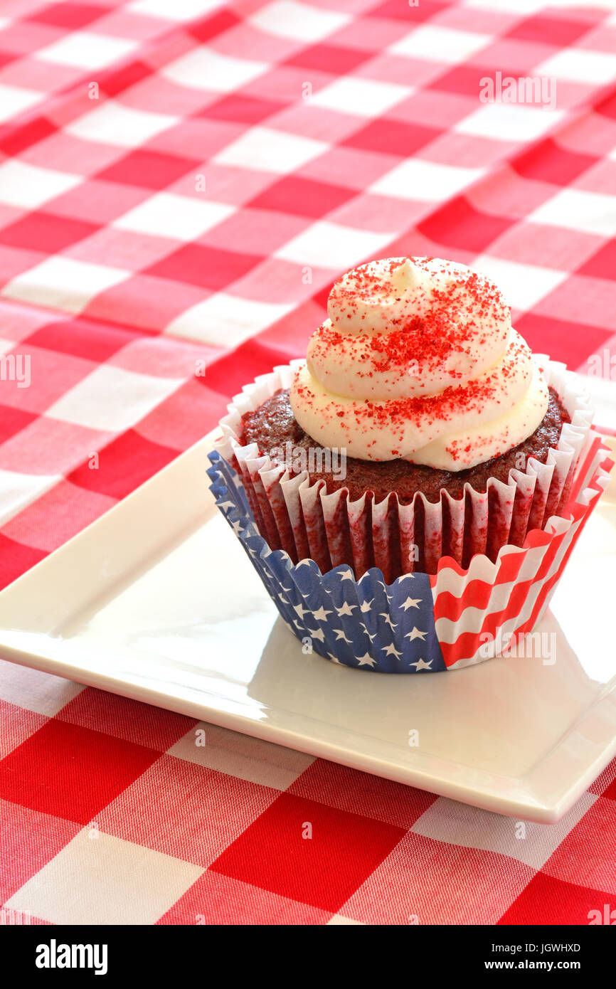 Red Velvet Cupcakes in Hochformat mit patriotischen roten, weißen und blauen Cupcake Liner auf rot und weiß überprüft Tuch Stockfoto