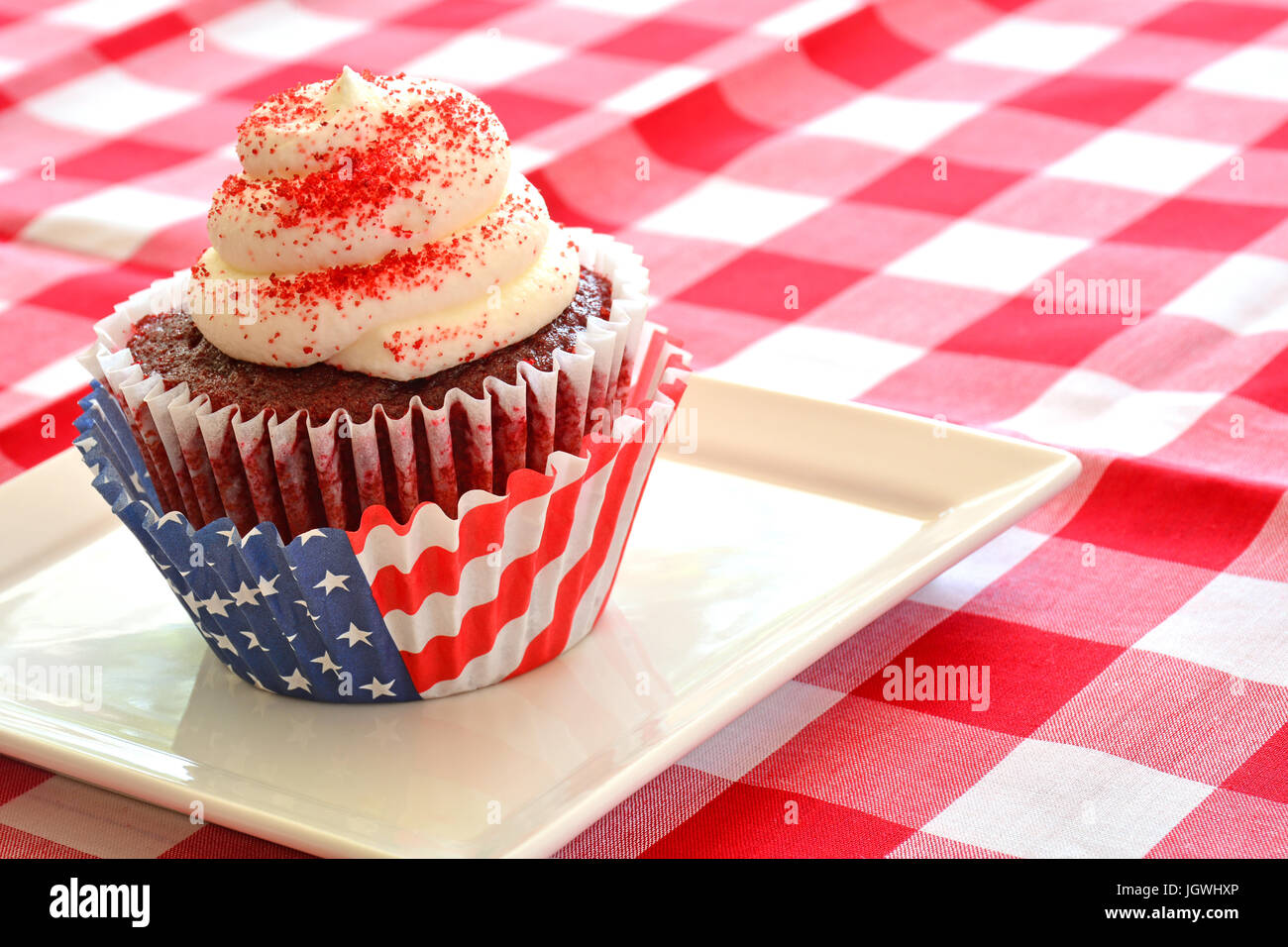 Red Velvet Cupcake im Querformat mit patriotischen roten, weißen und blauen Cupcake Liner auf rot und weiß überprüft Tuch Stockfoto