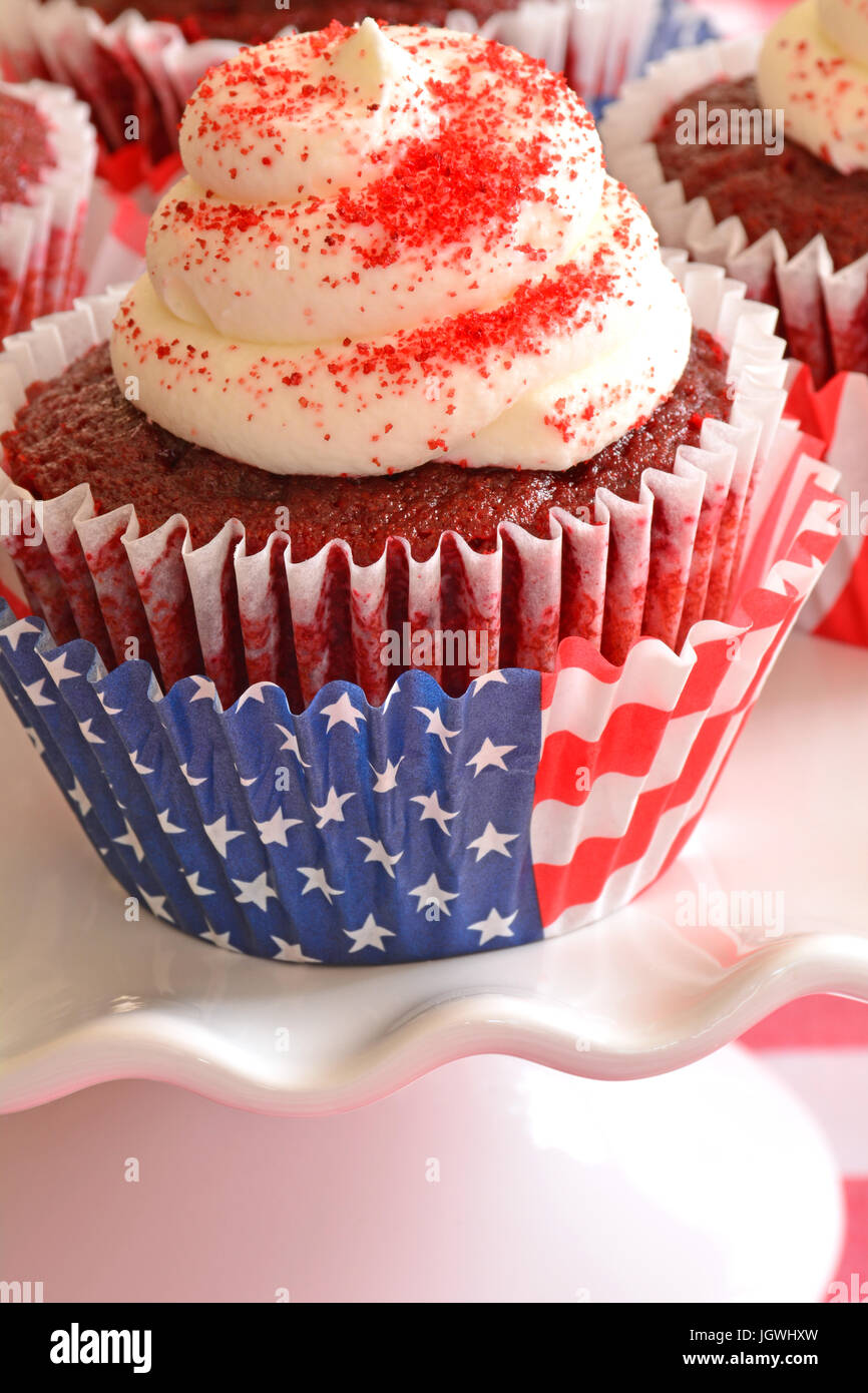 Red Velvet Cupcakes in Hochformat mit patriotischen roten, weißen und blauen Cupcake Liner auf rot und weiß überprüft Tuch.  Selektiven Fokus auf vorderen cup Stockfoto
