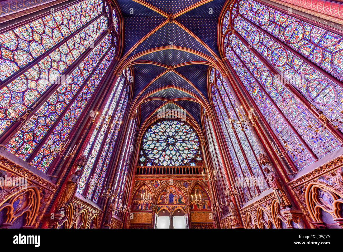 Die Sainte-Chapelle ist eine königliche Kapelle im gotischen Stil, innerhalb der mittelalterlichen Palais De La Cité, die Residenz der französischen Könige bis zum 14. Stockfoto